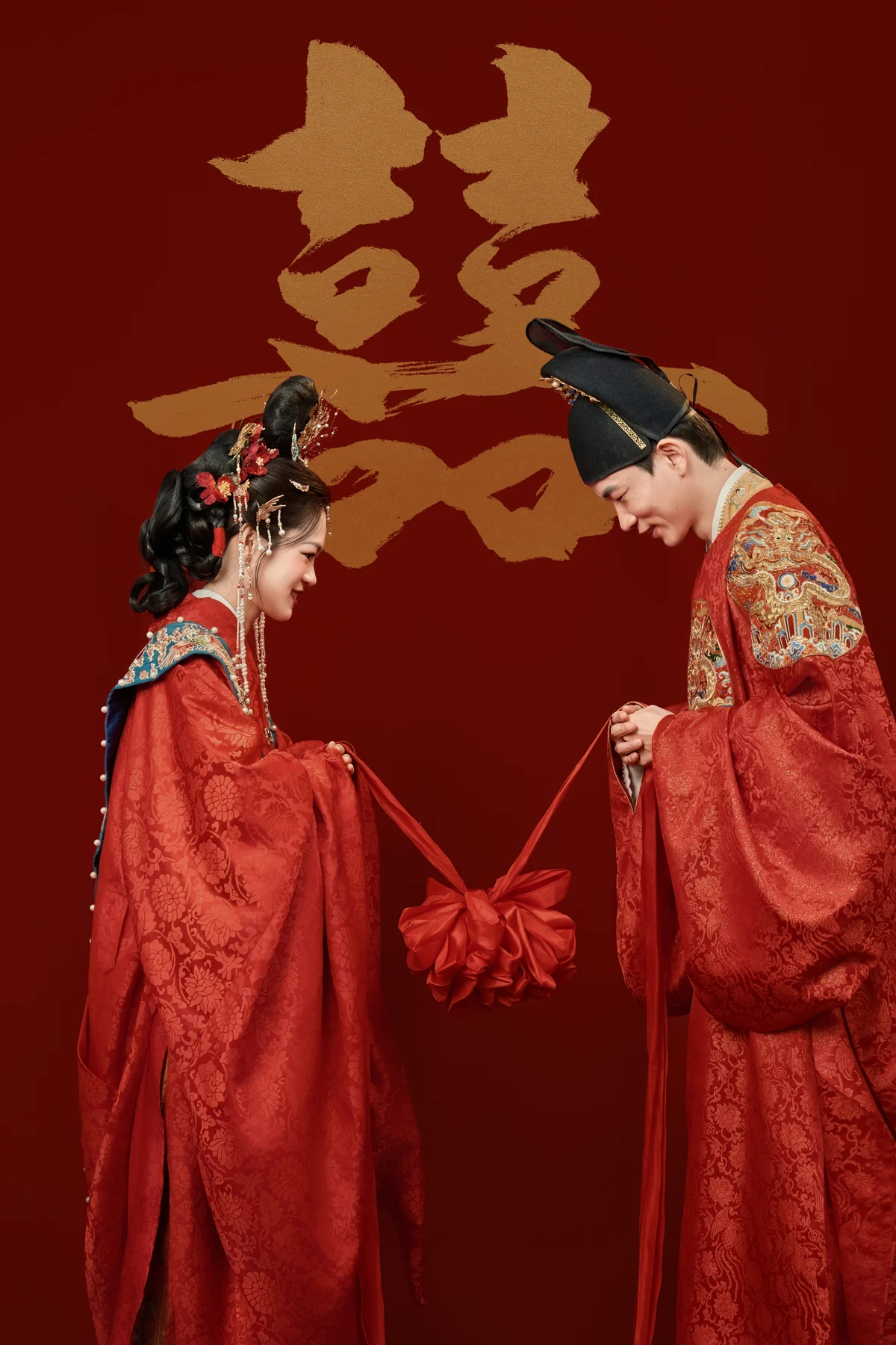 胡名凯与赵雨身着中式婚服,在金色囍字前相对行礼